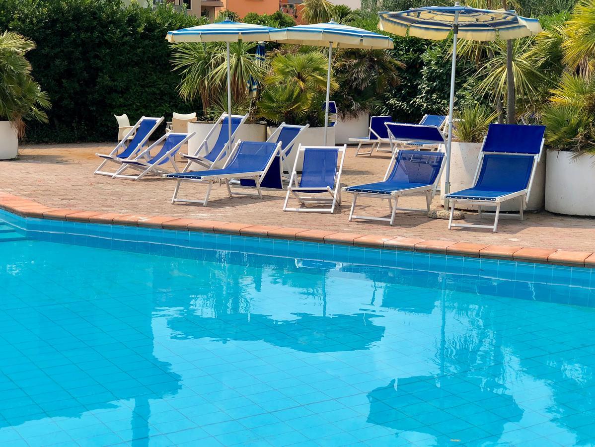 Hotel Riviera Пьетра-Лигуре Экстерьер фото