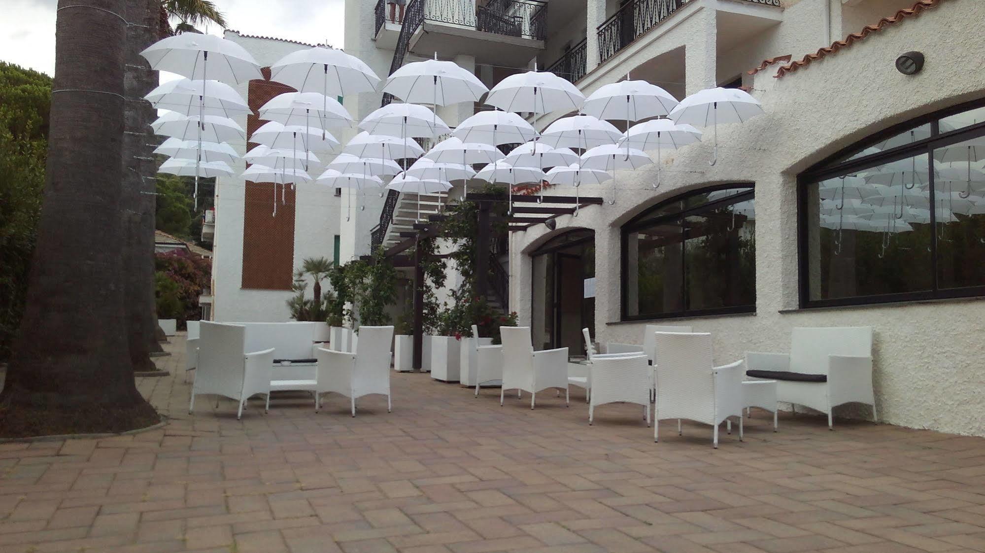 Hotel Riviera Пьетра-Лигуре Экстерьер фото