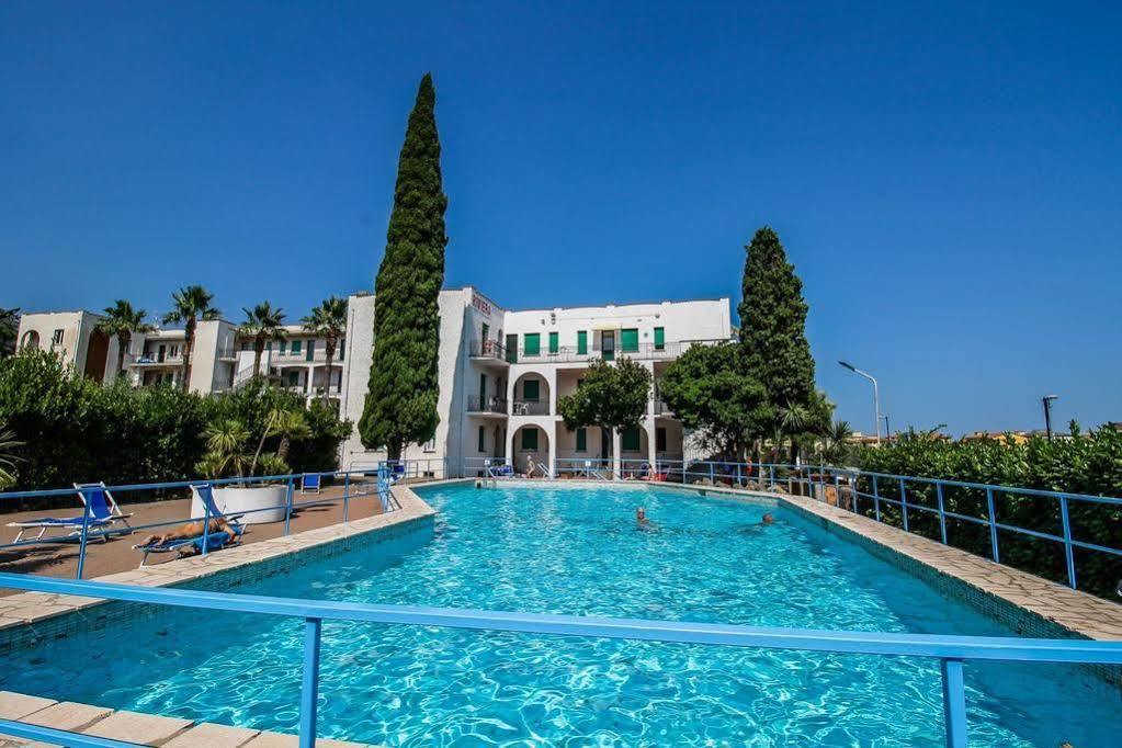 Hotel Riviera Пьетра-Лигуре Экстерьер фото